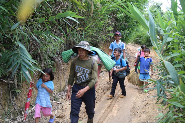 Nơi học sinh đến trường từ 4 rưỡi sáng, hàng trăm đứa trẻ thất học, mù chữ - 1 Nơi học sinh đến trường từ 4 rưỡi sáng, hàng trăm đứa trẻ thất học, mù chữ - 1