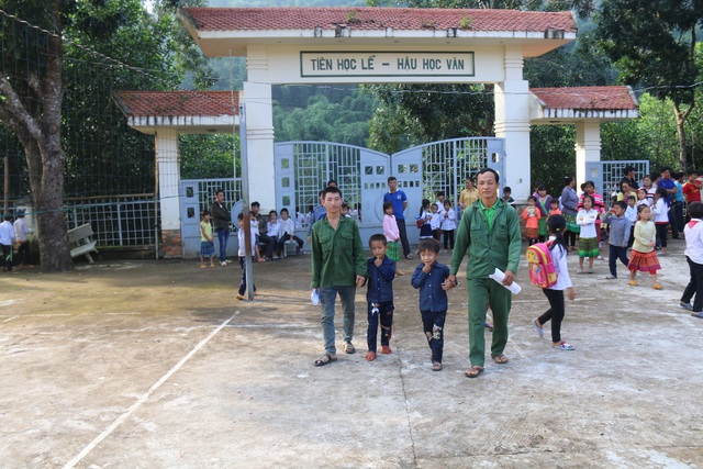 Nơi học sinh đến trường từ 4 rưỡi sáng, hàng trăm đứa trẻ thất học, mù chữ - 9 Nơi học sinh đến trường từ 4 rưỡi sáng, hàng trăm đứa trẻ thất học, mù chữ - 9