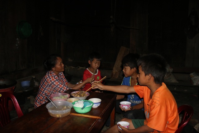 Nơi học sinh đến trường từ 4 rưỡi sáng, hàng trăm đứa trẻ thất học, mù chữ - 4 Nơi học sinh đến trường từ 4 rưỡi sáng, hàng trăm đứa trẻ thất học, mù chữ - 4