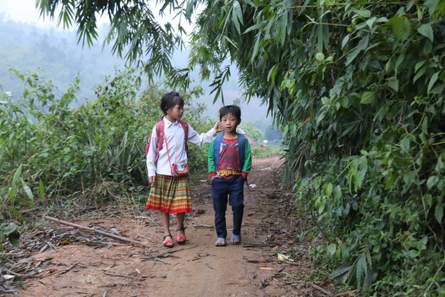Nơi học sinh đến trường từ 4 rưỡi sáng, hàng trăm đứa trẻ thất học, mù chữ - 5 Nơi học sinh đến trường từ 4 rưỡi sáng, hàng trăm đứa trẻ thất học, mù chữ - 5
