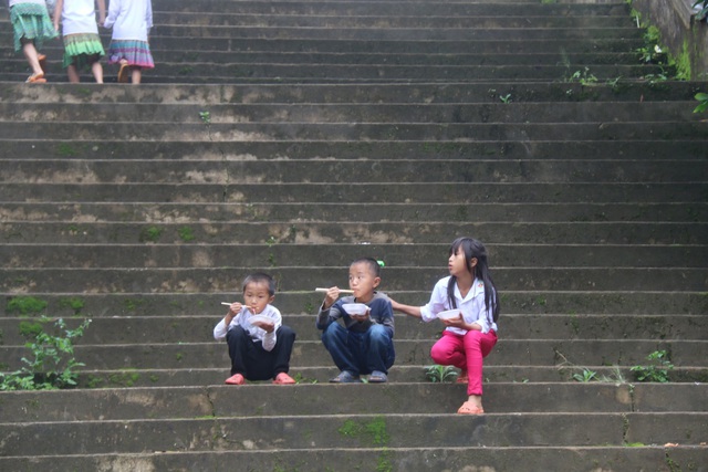 Nơi học sinh đến trường từ 4 rưỡi sáng, hàng trăm đứa trẻ thất học, mù chữ - 6 Nơi học sinh đến trường từ 4 rưỡi sáng, hàng trăm đứa trẻ thất học, mù chữ - 6