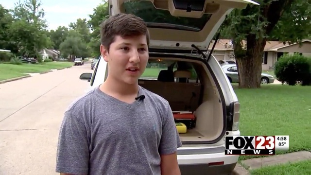 Cậu b&eacute; 12 tuổi nhanh tr&iacute; đập vỡ k&iacute;nh &ocirc; t&ocirc; cứu b&eacute; 2 tuổi bị bỏ qu&ecirc;n trong xe - 1