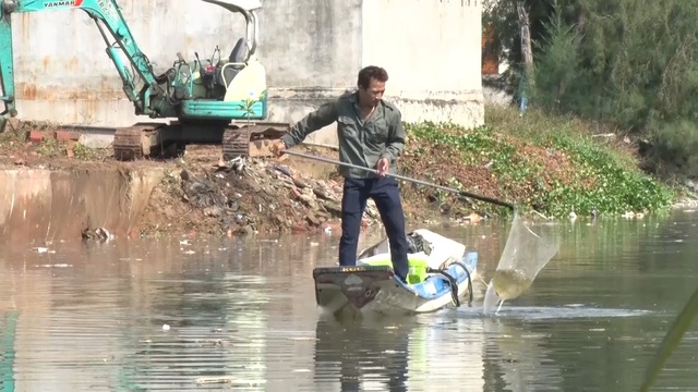 Chuyện người v&aacute;c t&ugrave; v&agrave; h&agrave;ng tổng, dọn r&aacute;c l&agrave;m sạch m&ocirc;i trường l&agrave;ng biển - 1