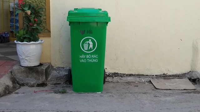 Chuyện người v&aacute;c t&ugrave; v&agrave; h&agrave;ng tổng, dọn r&aacute;c l&agrave;m sạch m&ocirc;i trường l&agrave;ng biển - 3