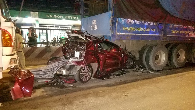 Ô tô con nát bét dưới gầm xe tải, gia đình 4 người thoát chết thần kỳ - 1