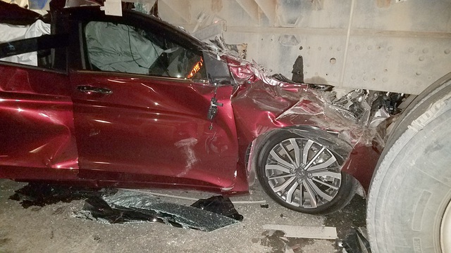 Ô tô con nát bét dưới gầm xe tải, gia đình 4 người thoát chết thần kỳ - 2