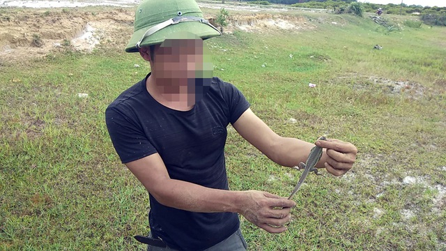 Theo chân thợ săn đào cát tìm hang, truy bắt thực phẩm tình yêu - 11 Theo chân thợ săn đào cát tìm hang, truy bắt thực phẩm tình yêu - 11