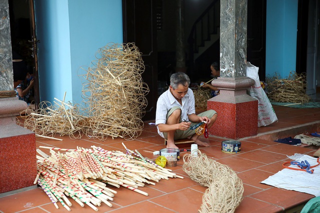 Người đàn ông hơn 40 năm làm đèn ông sư Trung thu ở Hà Nội - 1 Người đàn ông hơn 40 năm làm đèn ông sư Trung thu ở Hà Nội - 1