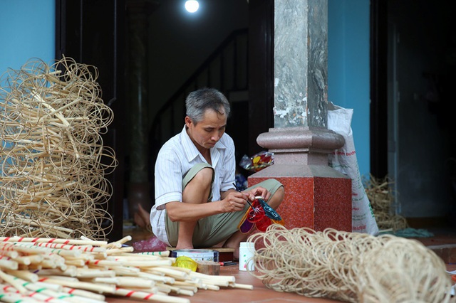 Người đàn ông hơn 40 năm làm đèn ông sư Trung thu ở Hà Nội - 10 Người đàn ông hơn 40 năm làm đèn ông sư Trung thu ở Hà Nội - 10