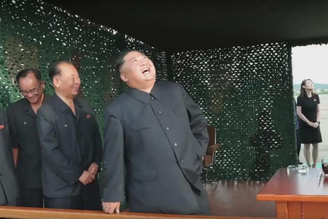 Em gái ông Kim Jong-un lần đầu công khai xuất hiện tại địa điểm thử tên lửa - 1 Em gái ông Kim Jong-un lần đầu công khai xuất hiện tại địa điểm thử tên lửa - 1