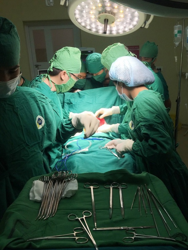 Rách toạc bụng, lòi ruột vì lưỡi cưa văng trúng - 2