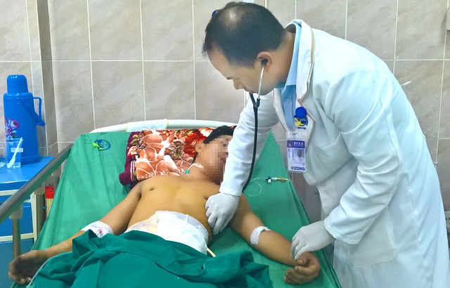 Rách toạc bụng, lòi ruột vì lưỡi cưa văng trúng - 3