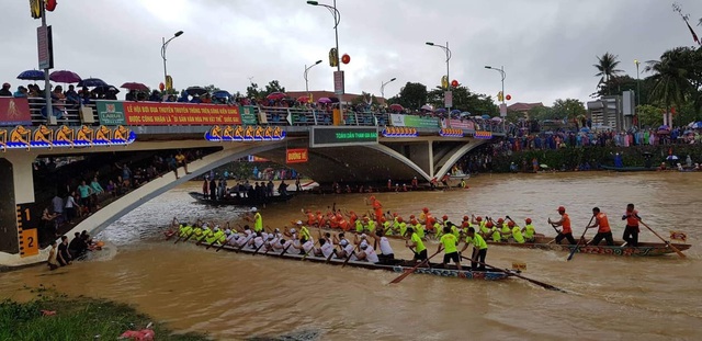 Quảng Bình: Rộn ràng lễ hội đua thuyền truyền thống ngày Tết Độc lập - 2 Quảng Bình: Rộn ràng lễ hội đua thuyền truyền thống ngày Tết Độc lập - 2