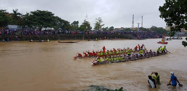Quảng Bình: Rộn ràng lễ hội đua thuyền truyền thống ngày Tết Độc lập - 4 Quảng Bình: Rộn ràng lễ hội đua thuyền truyền thống ngày Tết Độc lập - 4