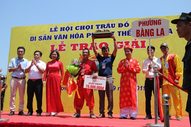 Chọi trâu Đồ Sơn: 16 “ông trâu” quyết đấu, trâu số 7 vô địch - 6 Chọi trâu Đồ Sơn: 16 “ông trâu” quyết đấu, trâu số 7 vô địch - 6