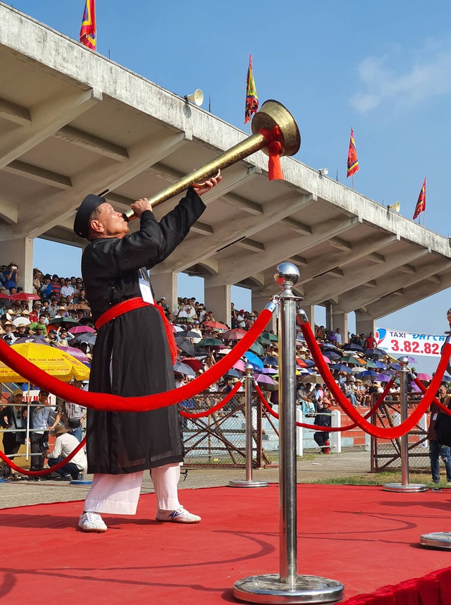 Chọi trâu Đồ Sơn: 16 “ông trâu” quyết đấu, trâu số 7 vô địch - 2 Chọi trâu Đồ Sơn: 16 “ông trâu” quyết đấu, trâu số 7 vô địch - 2