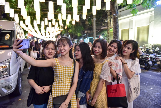 Đèn lồng rực rỡ khắp phố bích họa Phùng Hưng - 10 Đèn lồng rực rỡ khắp phố bích họa Phùng Hưng - 10