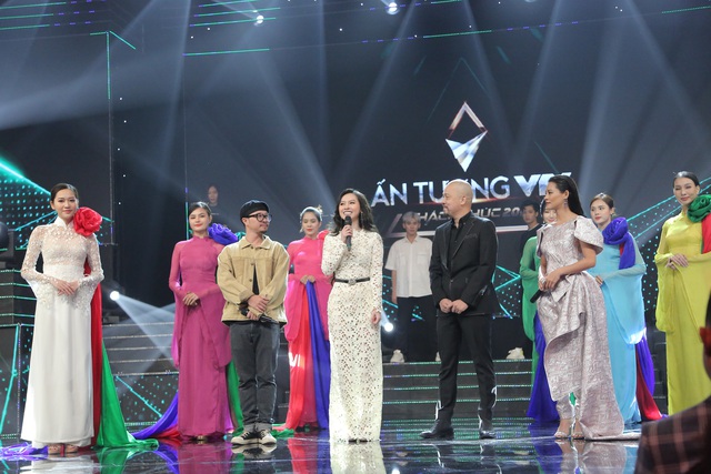 NSND Trung Anh bối rối, Bảo Thanh bật khóc khi nhận giải Diễn viên ấn tượng - 10 NSND Trung Anh bối rối, Bảo Thanh bật khóc khi nhận giải Diễn viên ấn tượng - 10