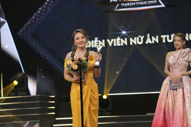 NSND Trung Anh bối rối, Bảo Thanh bật khóc khi nhận giải Diễn viên ấn tượng - 2 NSND Trung Anh bối rối, Bảo Thanh bật khóc khi nhận giải Diễn viên ấn tượng - 2