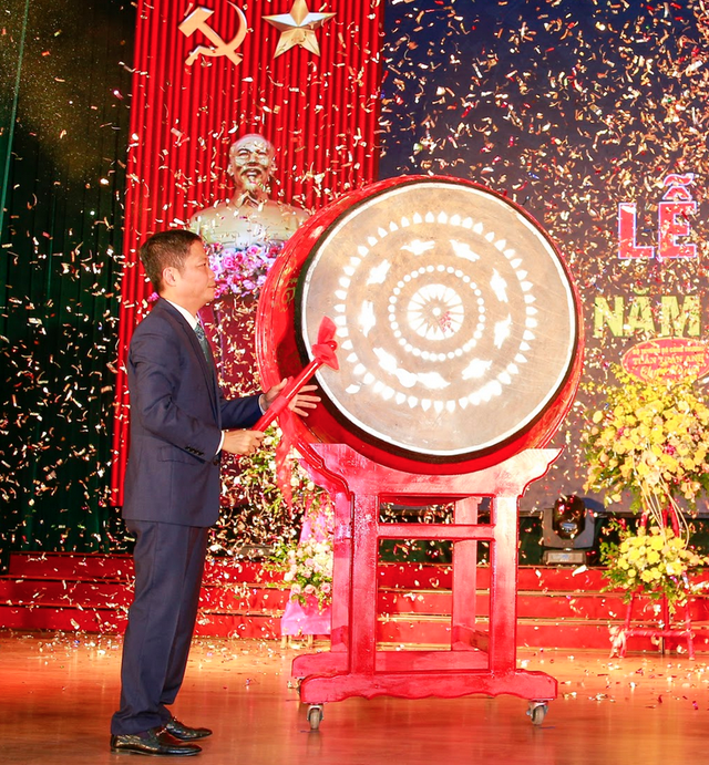 Bộ trưởng Trần Tuấn Anh làm thơ ca ngợi hình ảnh người thầy - 2 Bộ trưởng Trần Tuấn Anh làm thơ ca ngợi hình ảnh người thầy - 2