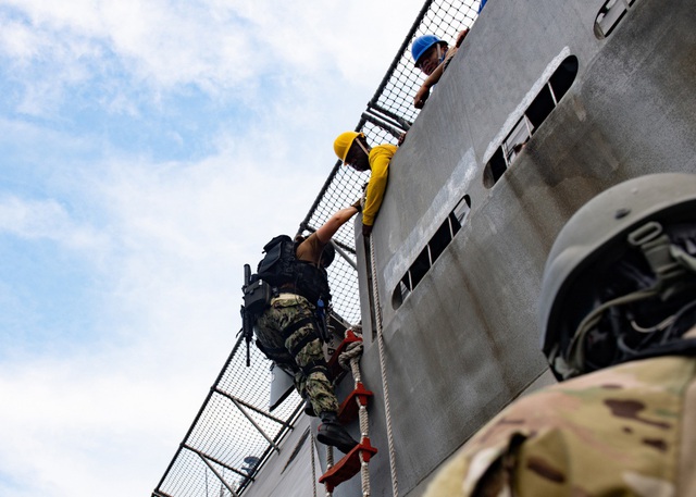 Khoảnh khắc ấn tượng trong cuộc diễn tập h&agrave;ng hải Mỹ - ASEAN đầu ti&ecirc;n - 11