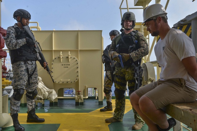 Khoảnh khắc ấn tượng trong cuộc diễn tập h&agrave;ng hải Mỹ - ASEAN đầu ti&ecirc;n - 13