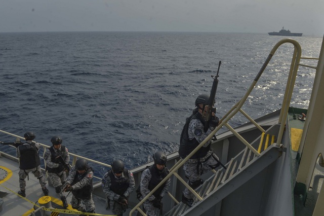 Khoảnh khắc ấn tượng trong cuộc diễn tập h&agrave;ng hải Mỹ - ASEAN đầu ti&ecirc;n - 14