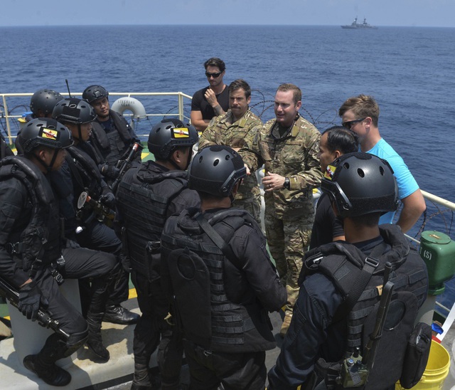 Khoảnh khắc ấn tượng trong cuộc diễn tập h&agrave;ng hải Mỹ - ASEAN đầu ti&ecirc;n - 16