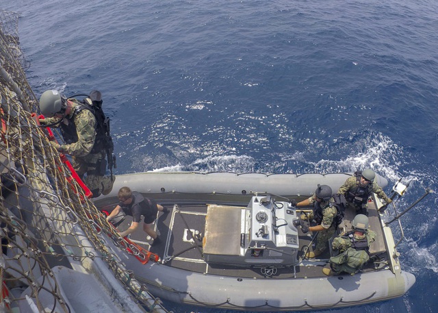 Khoảnh khắc ấn tượng trong cuộc diễn tập h&agrave;ng hải Mỹ - ASEAN đầu ti&ecirc;n - 8