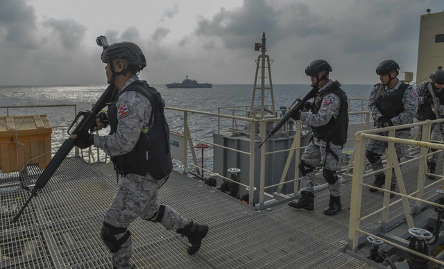 Khoảnh khắc ấn tượng trong cuộc diễn tập h&agrave;ng hải Mỹ - ASEAN đầu ti&ecirc;n - 9