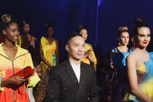 30 chiếc nón dát vàng cùng di sản Việt mở màn New York Couture Fashion Week - 1