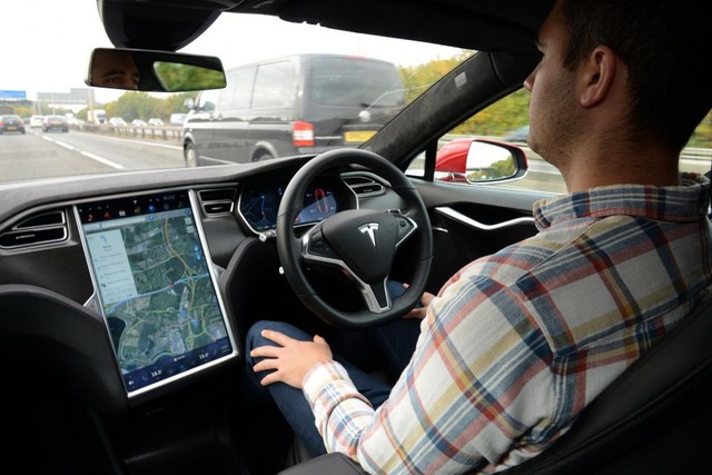 Tesla bị ép triệu hồi hệ thống Autopilot vì kém an toàn - 1