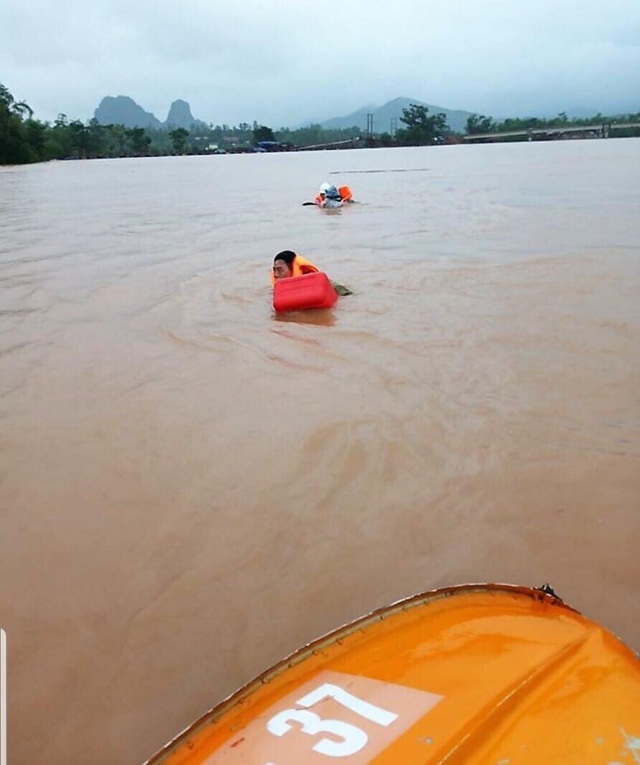Tặng quà cảm ơn người dân cứu lãnh đạo huyện bị lật thuyền trên sông Gianh - 2