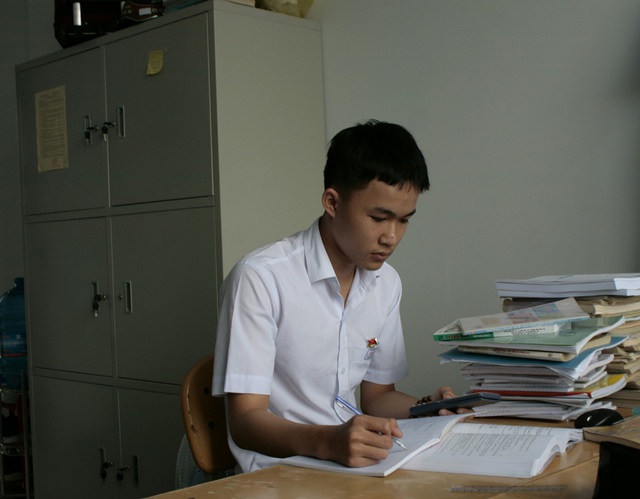 Cậu thủ khoa trường chuyên phố núi với 2 điểm 10 môn Toán - 2 Cậu thủ khoa trường chuyên phố núi với 2 điểm 10 môn Toán - 2