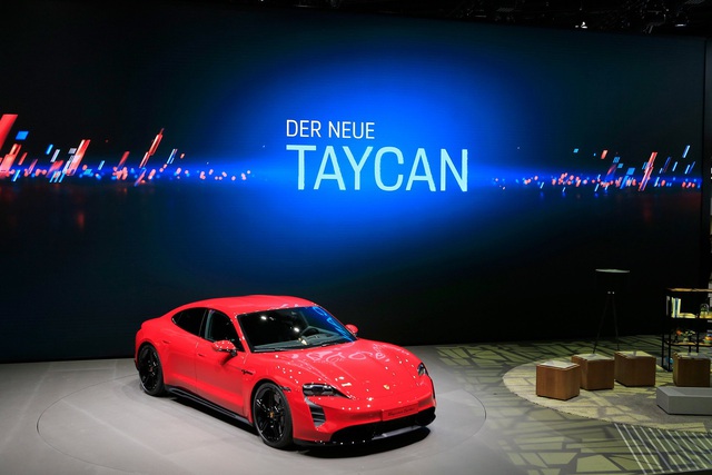 Tân binh Taycan ra mắt - Xe chạy điện nhưng không mất chất Porsche - 1