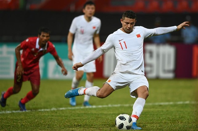 Cầu thủ nhập tịch ghi 2 bàn, Trung Quốc đại thắng ngày ra quân - 1