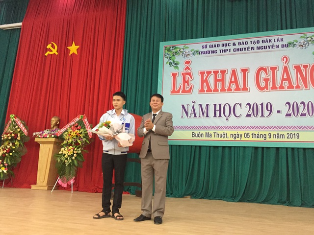 Cậu thủ khoa trường chuyên phố núi với 2 điểm 10 môn Toán - 1 Cậu thủ khoa trường chuyên phố núi với 2 điểm 10 môn Toán - 1