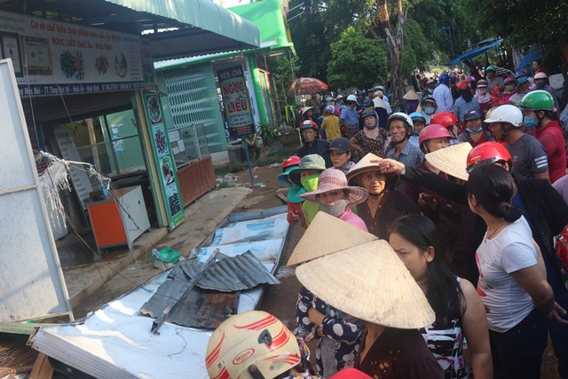 Vài chục tỷ đồng ra tro sau đám cháy lớn ở chợ Mộc Bài - 10 Vài chục tỷ đồng ra tro sau đám cháy lớn ở chợ Mộc Bài - 10