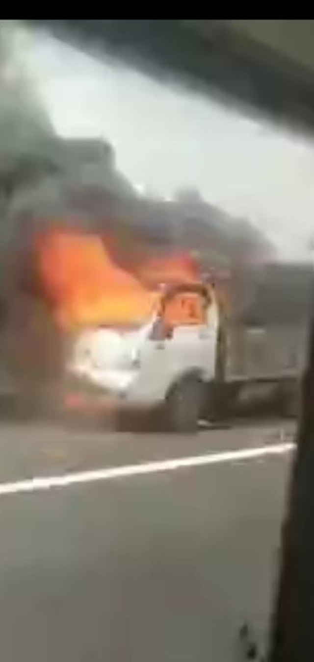Xe tải bốc cháy dữ dội trên cao tốc Hạ Long - Hải Phòng - 1