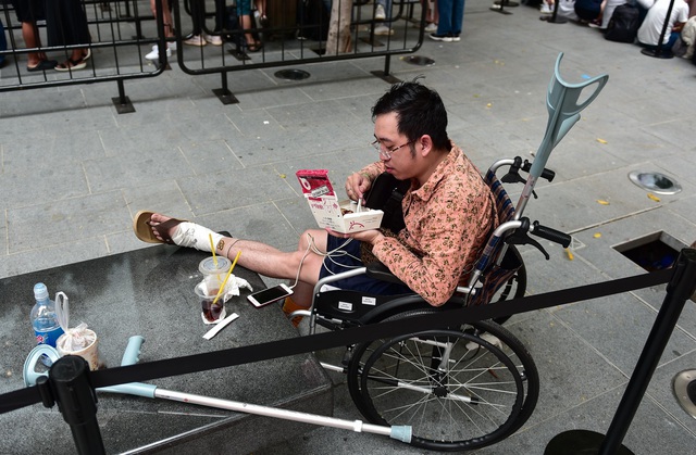 Fan ruột của Apple ngồi xe lăn vẫn đi ng&agrave;n km đến Singapore săn iPhone 11 - 4