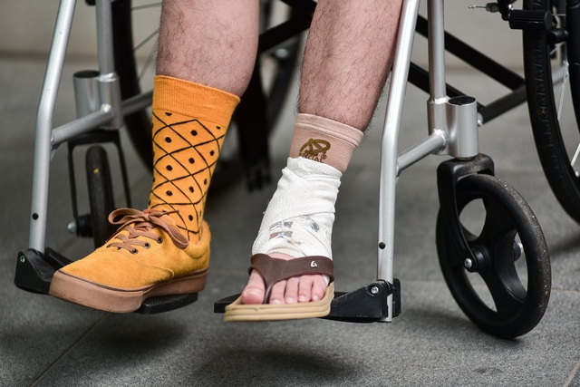 Fan ruột của Apple ngồi xe lăn vẫn đi ng&agrave;n km đến Singapore săn iPhone 11 - 2