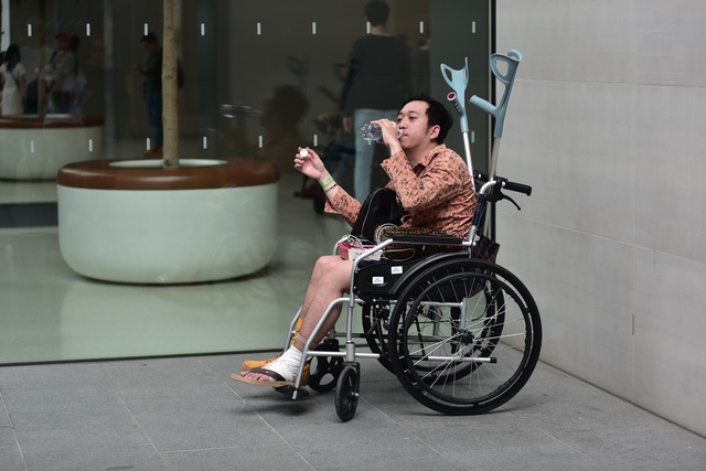 Fan ruột của Apple ngồi xe lăn vẫn đi ng&agrave;n km đến Singapore săn iPhone 11 - 1