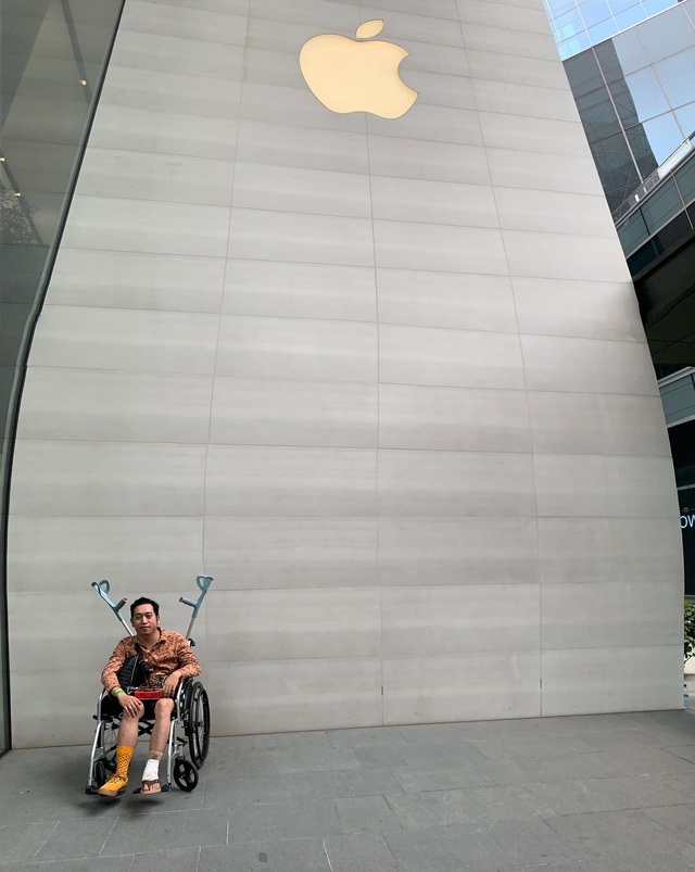 Fan ruột của Apple ngồi xe lăn vẫn đi ng&agrave;n km đến Singapore săn iPhone 11 - 3
