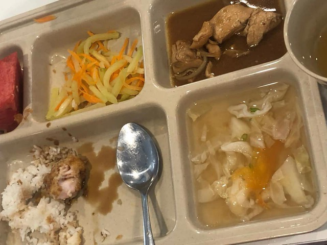 Phụ huynh trường quốc tế bật khóc nhìn suất ăn của con - 3 Phụ huynh trường quốc tế bật khóc nhìn suất ăn của con - 3