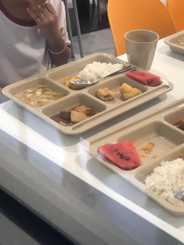 Phụ huynh trường quốc tế bật khóc nhìn suất ăn của con - 2 Phụ huynh trường quốc tế bật khóc nhìn suất ăn của con - 2