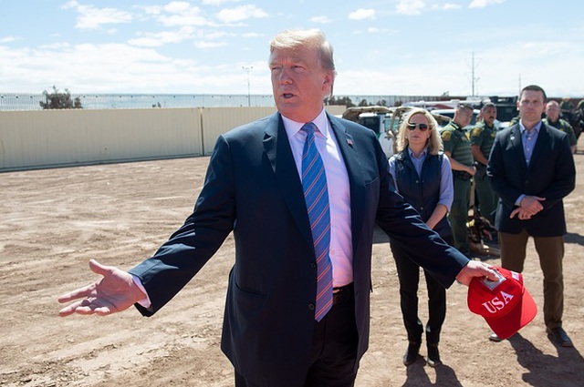Ông Trump khoe bức tường biên giới “có thể rán được trứng” - 1