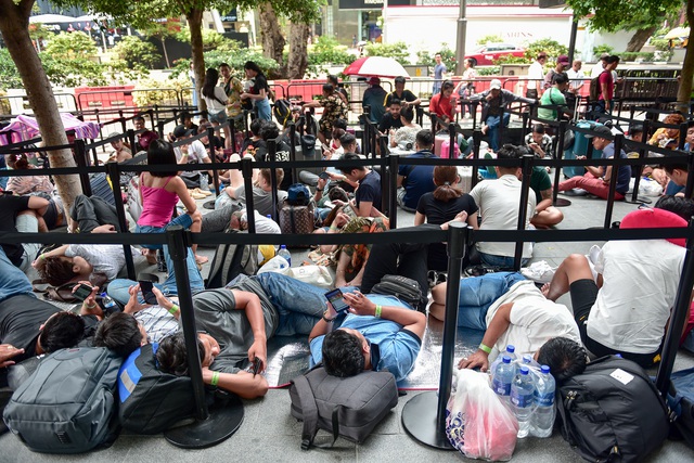 Fan ruột của Apple ngồi xe lăn vẫn đi ng&agrave;n km đến Singapore săn iPhone 11 - 5