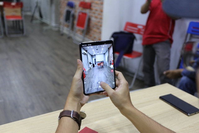 Cận cảnh smartphone màn hình gập Galaxy Fold đầu tiên về Việt Nam - 3
