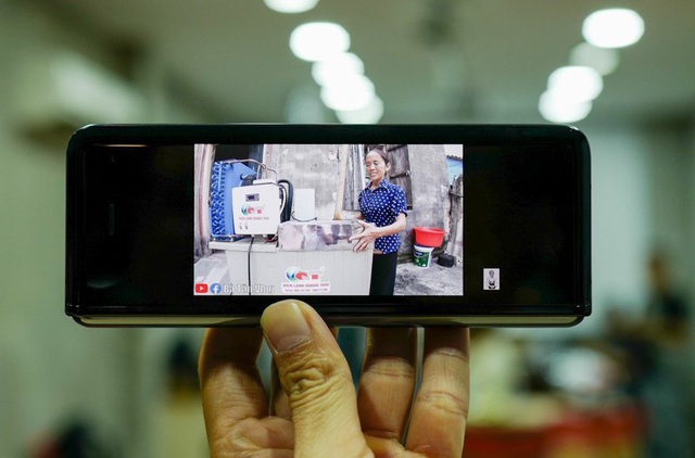 Cận cảnh smartphone màn hình gập Galaxy Fold đầu tiên về Việt Nam - 11