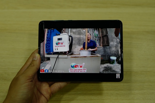 Cận cảnh smartphone màn hình gập Galaxy Fold đầu tiên về Việt Nam - 12